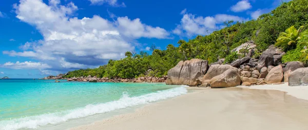 Anse Lazio Paradise Beach Bílým Pískem Tyrkysové Vody Bohaté Zelené — Stock fotografie