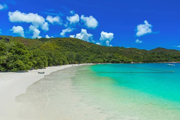 Anse Lazio Παράδεισος Παραλία Λευκή Άμμο Τιρκουάζ Νερά Πλούσια Καταπράσινα — Φωτογραφία Αρχείου