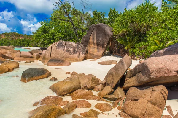 Anse Lazio Παράδεισος Παραλία Λευκή Άμμο Τιρκουάζ Νερά Πλούσια Καταπράσινα — Φωτογραφία Αρχείου