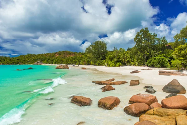 Anse Lazio Rajska Plaża Białym Piaskiem Turkusową Wodą Bogata Zieleń — Zdjęcie stockowe