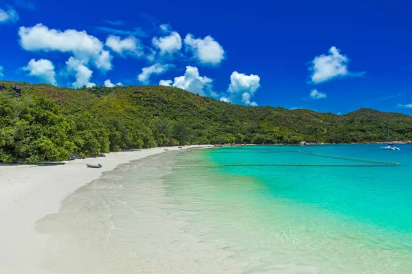 Anse Lazio Paradiesischer Strand Mit Weißem Sand Türkisfarbenem Wasser Sattgrünen — Stockfoto
