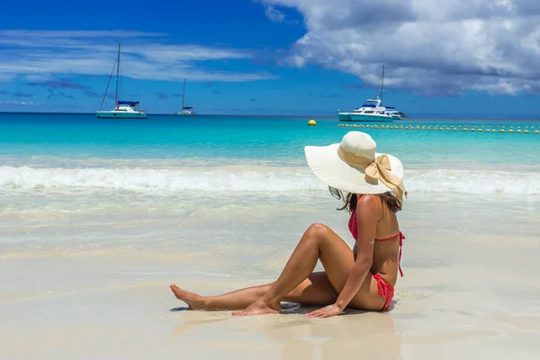 在塞舌尔的天堂海滩的比基尼和帽子放松的女人 — 图库照片