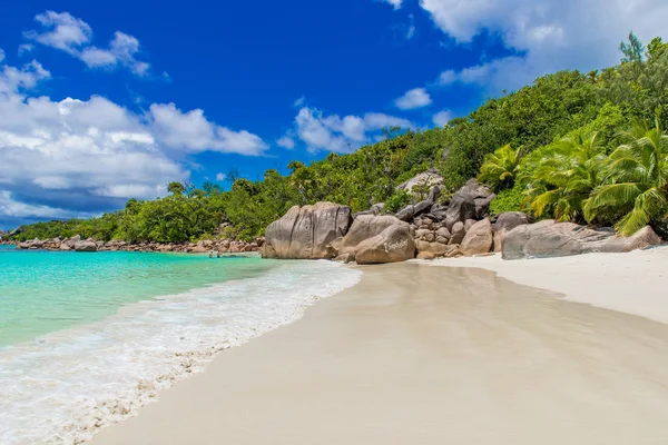 Anse Lazio Rajska Plaża Białym Piaskiem Turkusową Wodą Bogata Zieleń — Zdjęcie stockowe