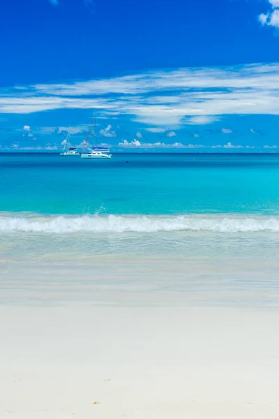 Paradise Praia Com Navios Luxo Horizonte Anse Lazio Seychelles — Fotografia de Stock