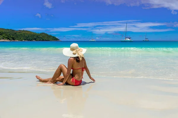 Kadın Bikini Şapka Paradise Adlı Rahatlatıcı Plaj Anse Lazio Seyşel — Stok fotoğraf