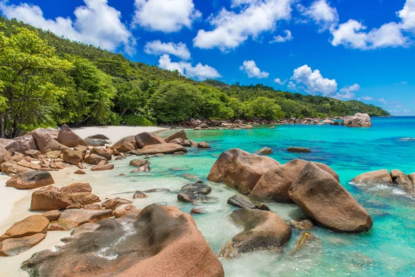 Anse Lazio Παράδεισος Παραλία Λευκή Άμμο Τιρκουάζ Νερά Πλούσια Καταπράσινα — Φωτογραφία Αρχείου