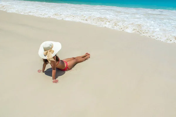 Kadın Kırmızı Bikini Cennet Anda Zevk Plaj Anse Lazio Seyşel — Stok fotoğraf