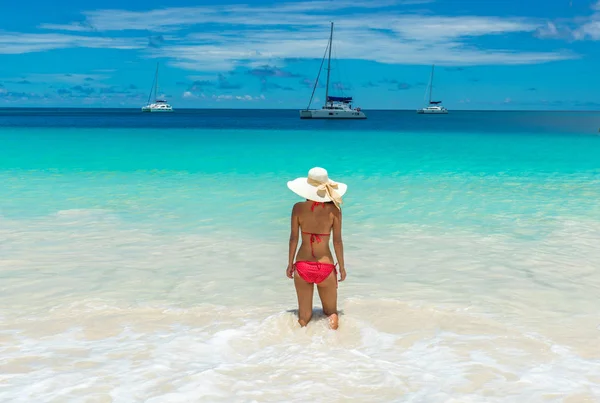 Bikini Şapka Ayakta Adlı Cennet Kadın Plaj Anse Lazio Seyşel — Stok fotoğraf