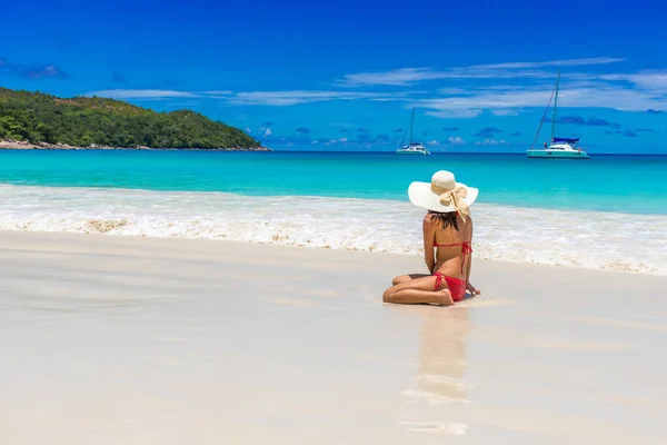 Kadın Kırmızı Bikini Cennet Anda Zevk Plaj Anse Lazio Seyşel — Stok fotoğraf