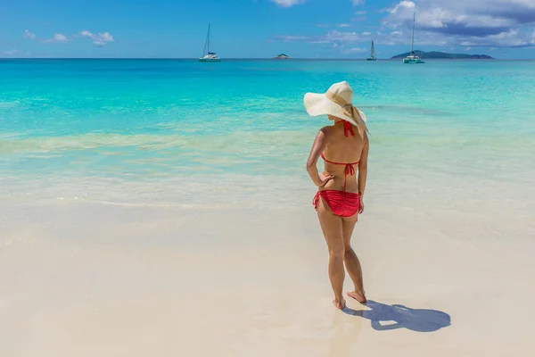Bikini Şapka Ayakta Adlı Cennet Kadın Plaj Anse Lazio Seyşel — Stok fotoğraf