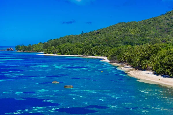 天堂岛上的热带海滩 — 图库照片