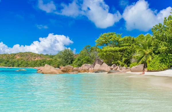 Piros Bikini Élvezi Pillanatot Paradise Beach Anse Lazio Seychelles Szigetek — Stock Fotó