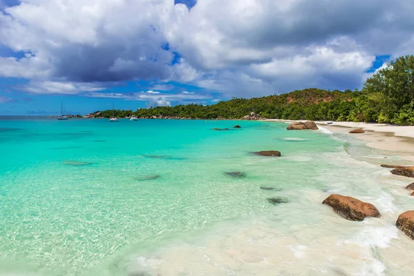 Anse Lazio Παράδεισος Παραλία Λευκή Άμμο Τιρκουάζ Νερά Πλούσια Καταπράσινα — Φωτογραφία Αρχείου