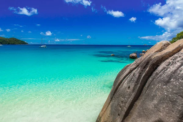 Anse Lazio Paradise Beach Bílým Pískem Tyrkysové Vody Bohaté Zelené — Stock fotografie