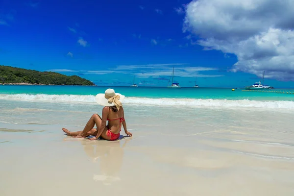 Kadın Bikini Şapka Paradise Adlı Rahatlatıcı Plaj Anse Lazio Seyşel — Stok fotoğraf
