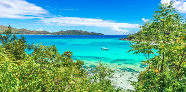 Bateau Dans Baie Paradisiaque Praslin Seychelles — Photo