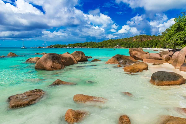 Anse Lazio Παράδεισος Παραλία Λευκή Άμμο Τιρκουάζ Νερά Πλούσια Καταπράσινα — Φωτογραφία Αρχείου