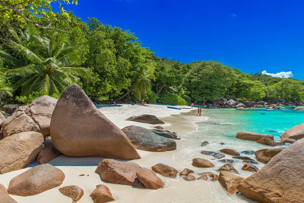 Menschen Ruhen Anse Lazio Paradiesischer Strand Mit Weißem Sand Türkisfarbenem — Stockfoto