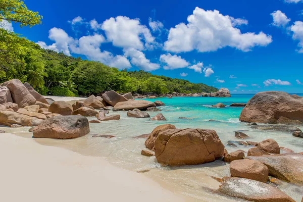 Anse Lazio Παράδεισος Παραλία Λευκή Άμμο Τιρκουάζ Νερά Πλούσια Καταπράσινα — Φωτογραφία Αρχείου