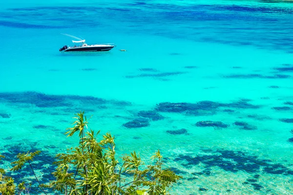 Iate na baía paradisíaca de Seychelles, Praslin — Fotografia de Stock