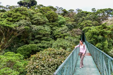 Cloudforest, Monteverde, Kosta Rika Bridge'de asılı üzerinde genç kadın.