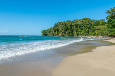 Kosta Rika Punta Uva Beach'te vahşi Karayip kıyılarında ile.