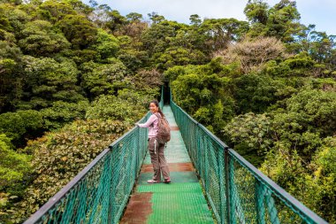 Cloudforest, Monteverde, Kosta Rika Bridge'de asılı üzerinde genç kadın.