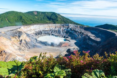 Vulcano Poas in Costa Rica clipart