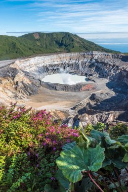 Vulcano Poas in Costa Rica clipart