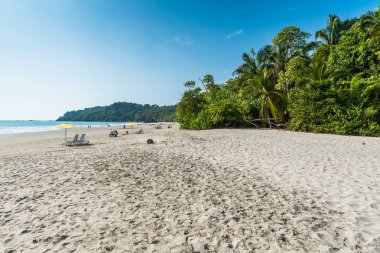 Şemsiye şezlong, Playa Espadilla, Manuel Antonio Park, Kosta Rika ile.