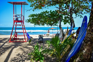 Sörfçü plajda cankurtaran Kulesi