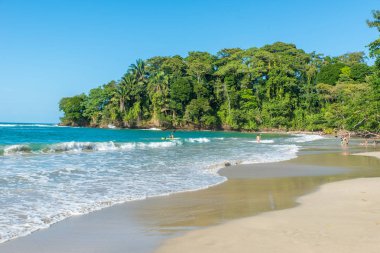 Kosta Rika Punta Uva Beach'te vahşi Karayip kıyılarında ile.
