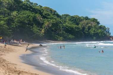 Playa Cocles - tropikal plaj yakın Puerto Viejo, Kosta Rika.