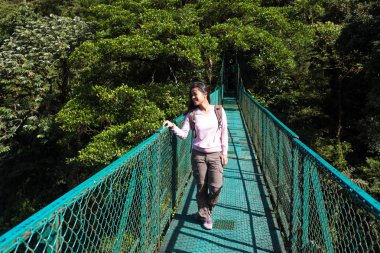 Cloudforest, Monteverde, Kosta Rika Bridge'de asılı üzerinde genç kadın.