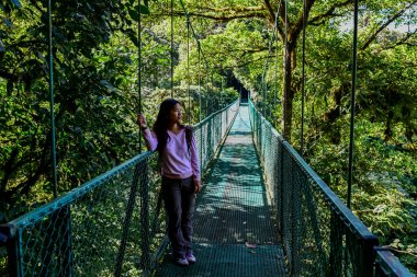 Cloudforest, Monteverde, Kosta Rika Bridge'de asılı üzerinde genç kadın.