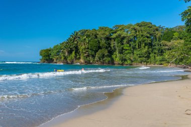 Kosta Rika Punta Uva Beach'te vahşi Karayip kıyılarında ile.