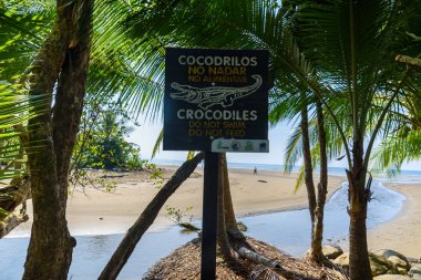 Timsah Marino Ballena Milli Parkı'nda Punta Uvita, Kosta Rika, tehlike işareti.