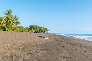 Plaj şemsiye ve havlu playa hermosa en Kosta Rika - Pasifik Sahili