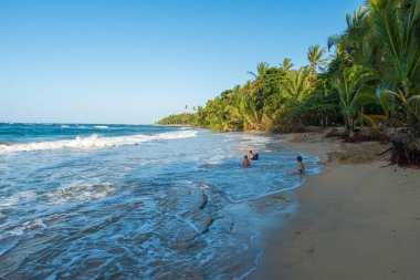 Kosta Rika Punta Uva Beach'te vahşi Karayip kıyılarında ile.