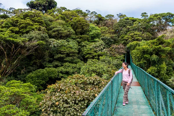 Jovem Ponte Suspensa Floresta Nublada Monteverde Costa Rica — Fotografia de Stock