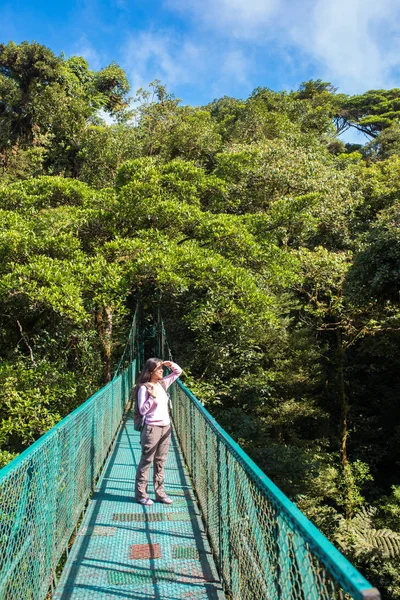 Jovem Ponte Suspensa Floresta Nublada Monteverde Costa Rica — Fotografia de Stock