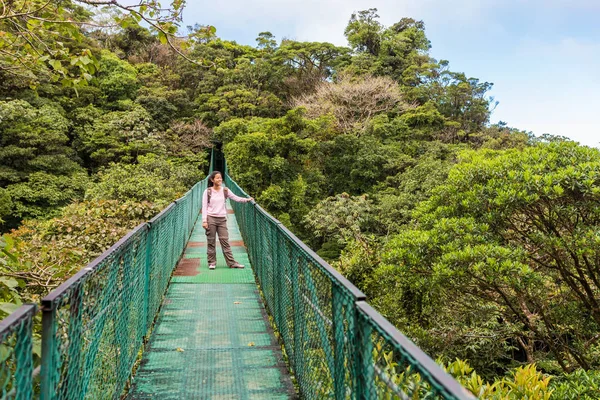 Jovem Ponte Suspensa Floresta Nublada Monteverde Costa Rica — Fotografia de Stock