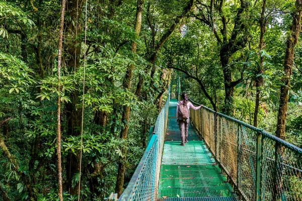 Mujer Joven Puente Colgante Bosque Nublado Monteverde Costa Rica — Foto de Stock