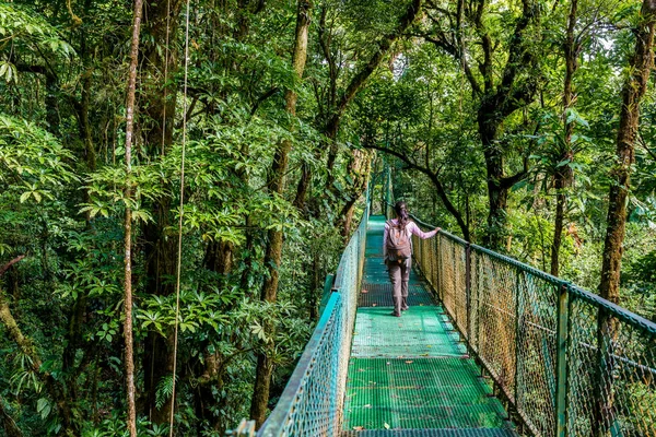 Jovem Ponte Suspensa Floresta Nublada Monteverde Costa Rica — Fotografia de Stock