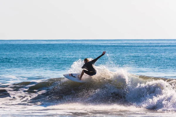 Playa hermosa en Kosta Rika - Pasifik kıyısında sörf