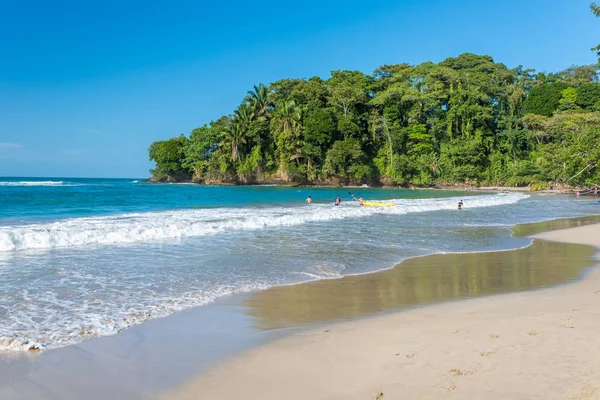 Kosta Rika Punta Uva Beach'te vahşi Karayip kıyılarında ile.