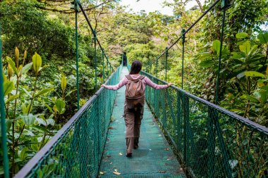 Cloudforest, Monteverde, Kosta Rika Bridge'de asılı üzerinde genç kadın.