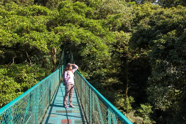 Jovem Ponte Suspensa Floresta Nublada Monteverde Costa Rica — Fotografia de Stock