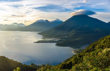 Sunrise sabah volkanlar San Pedro, Toliman ve Atitlan lake Atitlan, Guatemala için Manzaralı.