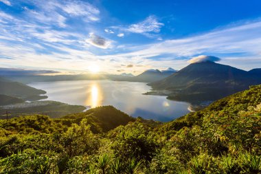 Sunrise sabah volkanlar San Pedro, Toliman ve Atitlan lake Atitlan, Guatemala için Manzaralı.